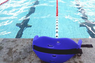 Wetbelt voor een training aquarunning ligt klaar op de zwembadrand