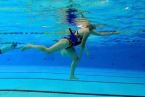 Raak je knie aan tijdens het hardlopen in het water. Zo verbeter je je proprioceptie.