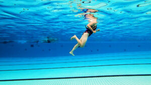 Hakkenbillen is een loopscholingsoefening die je prima in het zwembad kunt oefenen - aquarunning.