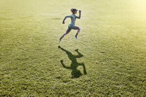 Vrouw doet aan run-walk-exercise hardlooptraining op een sportveld