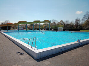 Het buitenbad van Zwembad West in Nijmegen is 25 m lang.