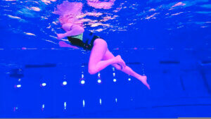 Onderwaterbeeld van een aquarunner met een peesplaatontsteking.